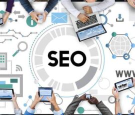 Foto SEO medewerkers werk aan tafel